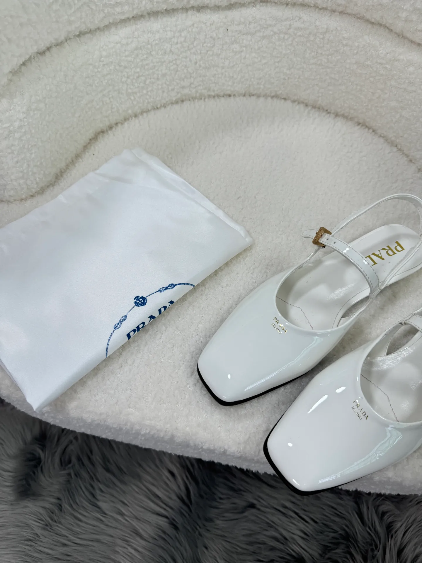 👟👟Ex-factory price 460👟👟Prada top version 🌸2025 launches Prada back-slip shoes, a must-have item for women 🆚😍😍😍——————😍😍😍🆚 💥PRADA's early spring T-stage catwalk show is the same style as "Dreams Never Sleep". Prada can use it on important occasions. The fresh style has a bit of nobility and is perfect on the feet. 💃💃 Wear this shoe with it. It is elegant and crystal clear, regardless of various accessories. The materials are all exclusively customized one-to-one and must be zero-distance from the original. The entire series is full of exciting and unexpected combinations of elements. The expression of different materials and textures of fabrics has a strong artistic flavor, allowing you to appreciate the ever-changing style of Prada girls. Bulling Bulling’s classic + candy color 🍬 paired with a creative letter logo! An eye-catching design! So feminine! Wear it and you will be the most beautiful girl in this gai! 😍😍😍 1⃣ Upper: imported patent leather cowhide 2⃣ Lining: imported mixed sheepskin 3⃣ Outsole: Italian genuine leather outsole 4⃣ Size: 35-40 (41 can be customized)
